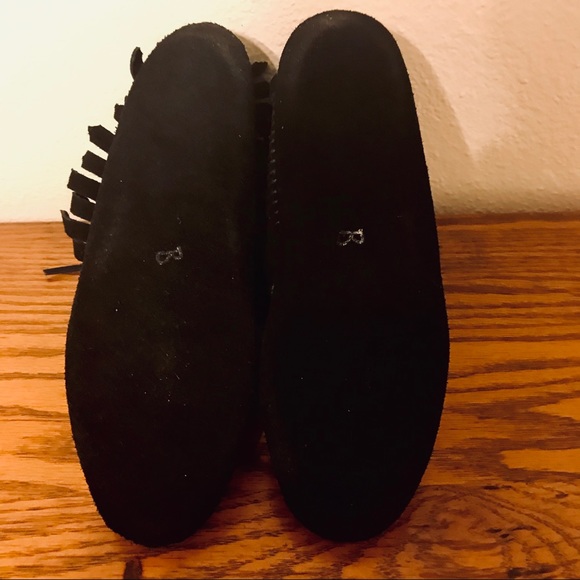 Minnetonka Classic fringe soft sole boot - Picture 5 of 7